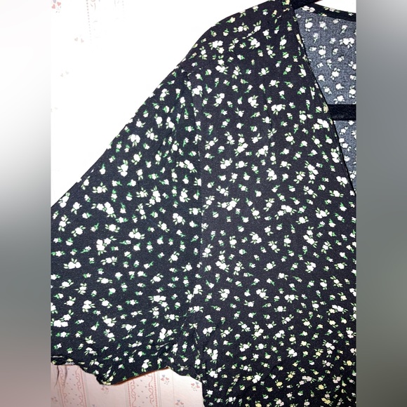 Worn once! Simple flower babydoll dress from H&M! Size medium - Picture 6 of 6